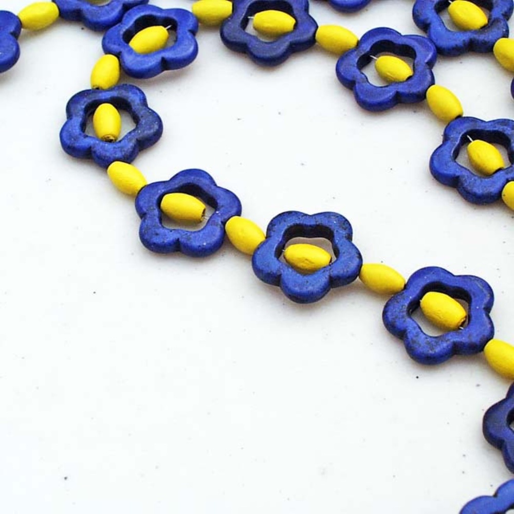 FLOWERS IN FAUX HOWLITE STONE NECKLACE, 20 INCHES, WITH WOOD BEAD ACCENT, LOBSTE